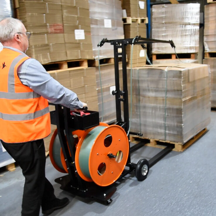 Double pallet strapping machine